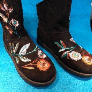 Black boots with beautiful embroidered detail!